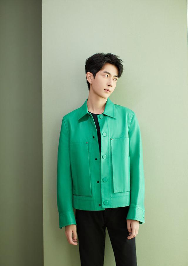 于朦胧亮绿皮衣复古感十足梳碎发眉眼清秀少年感满满