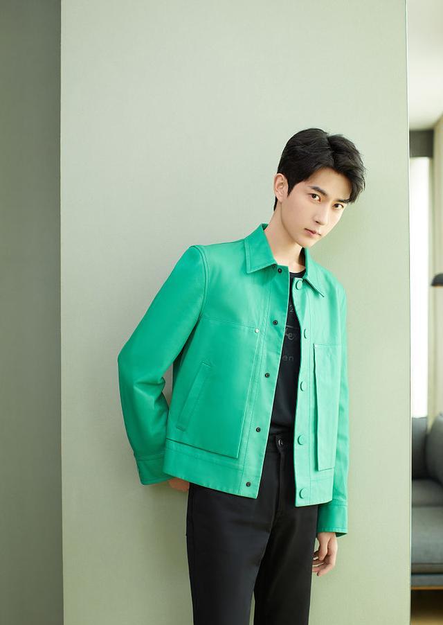 于朦胧亮绿皮衣复古感十足梳碎发眉眼清秀少年感满满