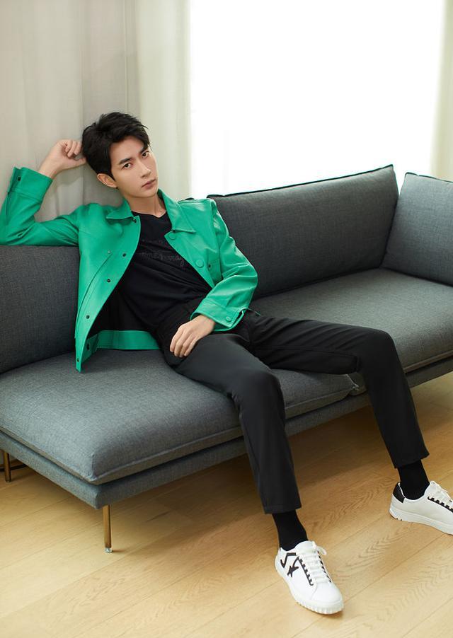 于朦胧亮绿皮衣复古感十足梳碎发眉眼清秀少年感满满