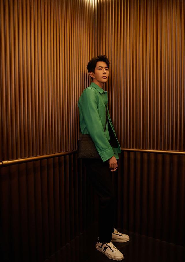 于朦胧亮绿皮衣复古感十足梳碎发眉眼清秀少年感满满