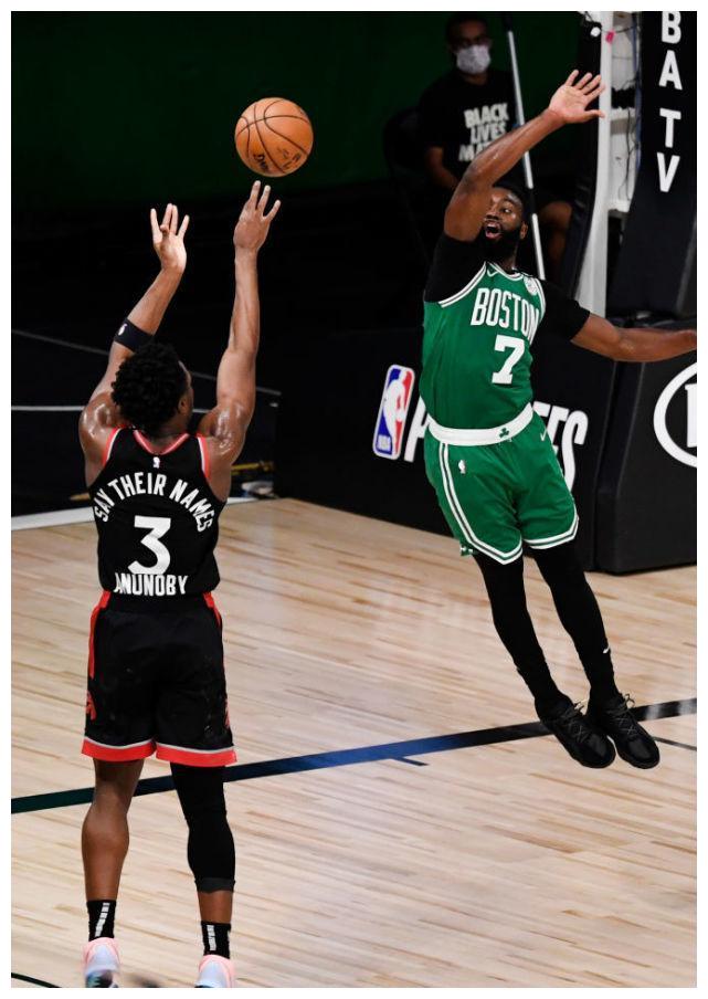 凯尔特人后场核心肯巴-沃克传花突破,吸引防守造成篮下的篮下泰斯被