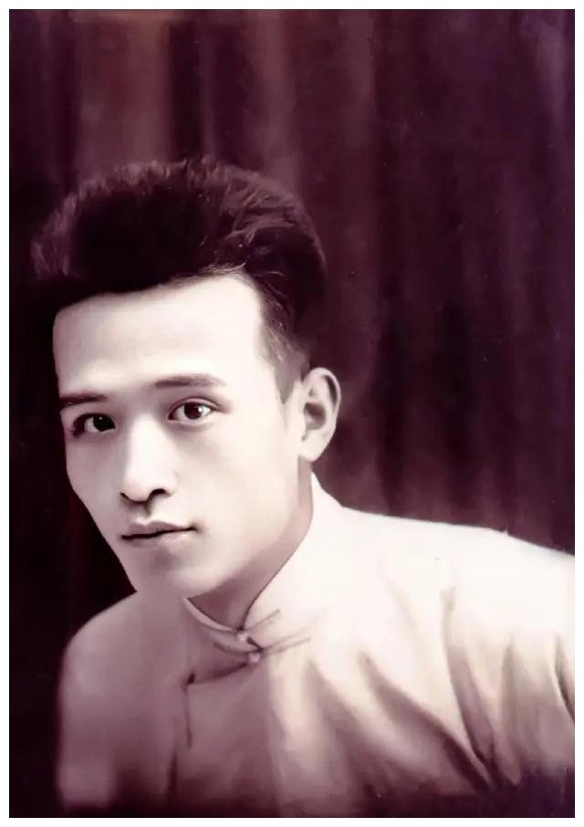 1978年导演田壮壮在考场荧幕上看见了去世4年的父亲田方