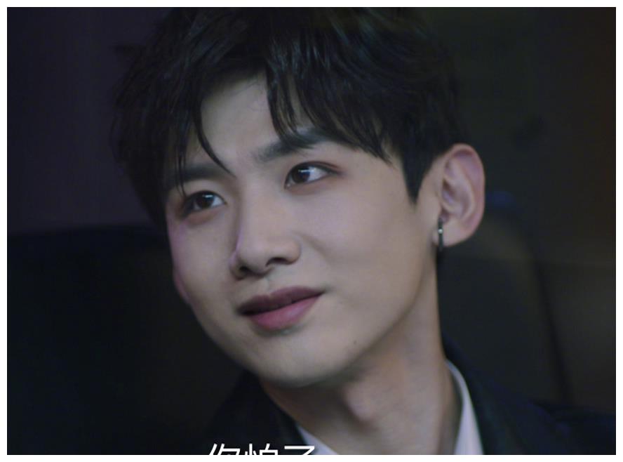 男星挑战烟熏妆,蔡徐坤帅,周震南精致,白敬亭:无法拒绝的魅力