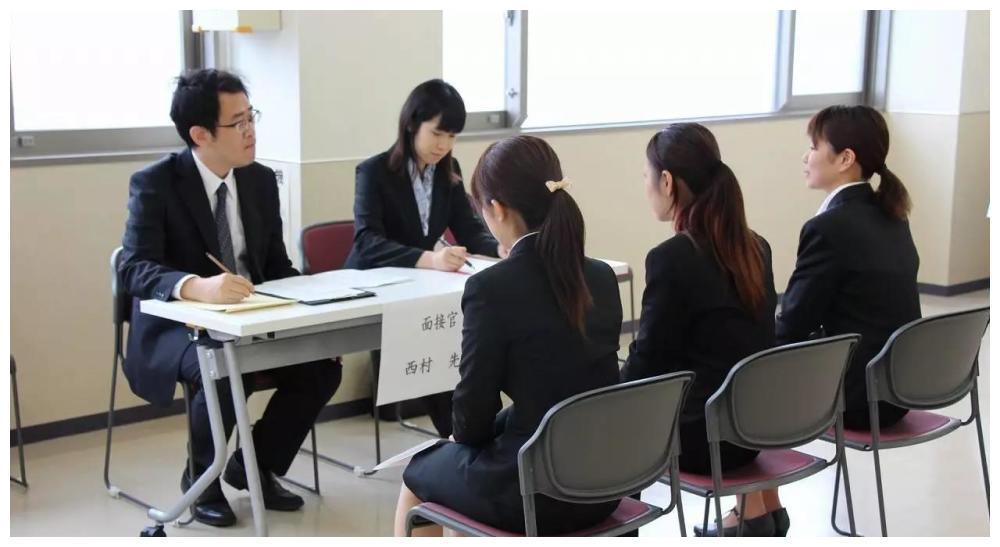 王明进入公司的时候,发现和自己一起等待着面试的还有另外一个面试者.