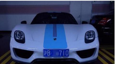 上海神秘富二代秦奋开劳斯莱斯去ktv车牌全是710