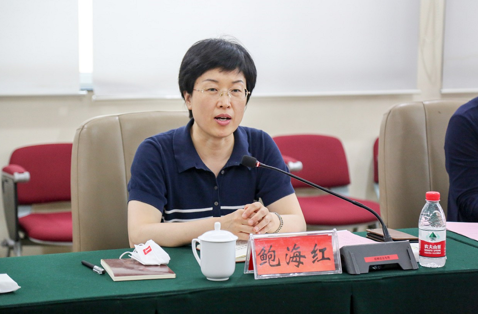 鲍海红同志对我院在疫情防控工作中的突出表现表示肯定,向无私无畏的