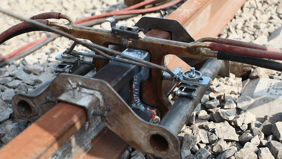 要通过超声波探伤仪对焊接接头进行超声波探伤,确保钢轨焊接质量