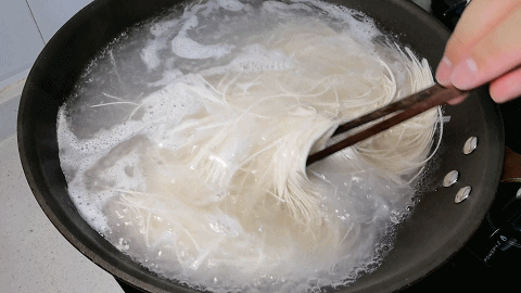 锅内烧一锅开水,下入一把面条,煮面条想吃劲道的