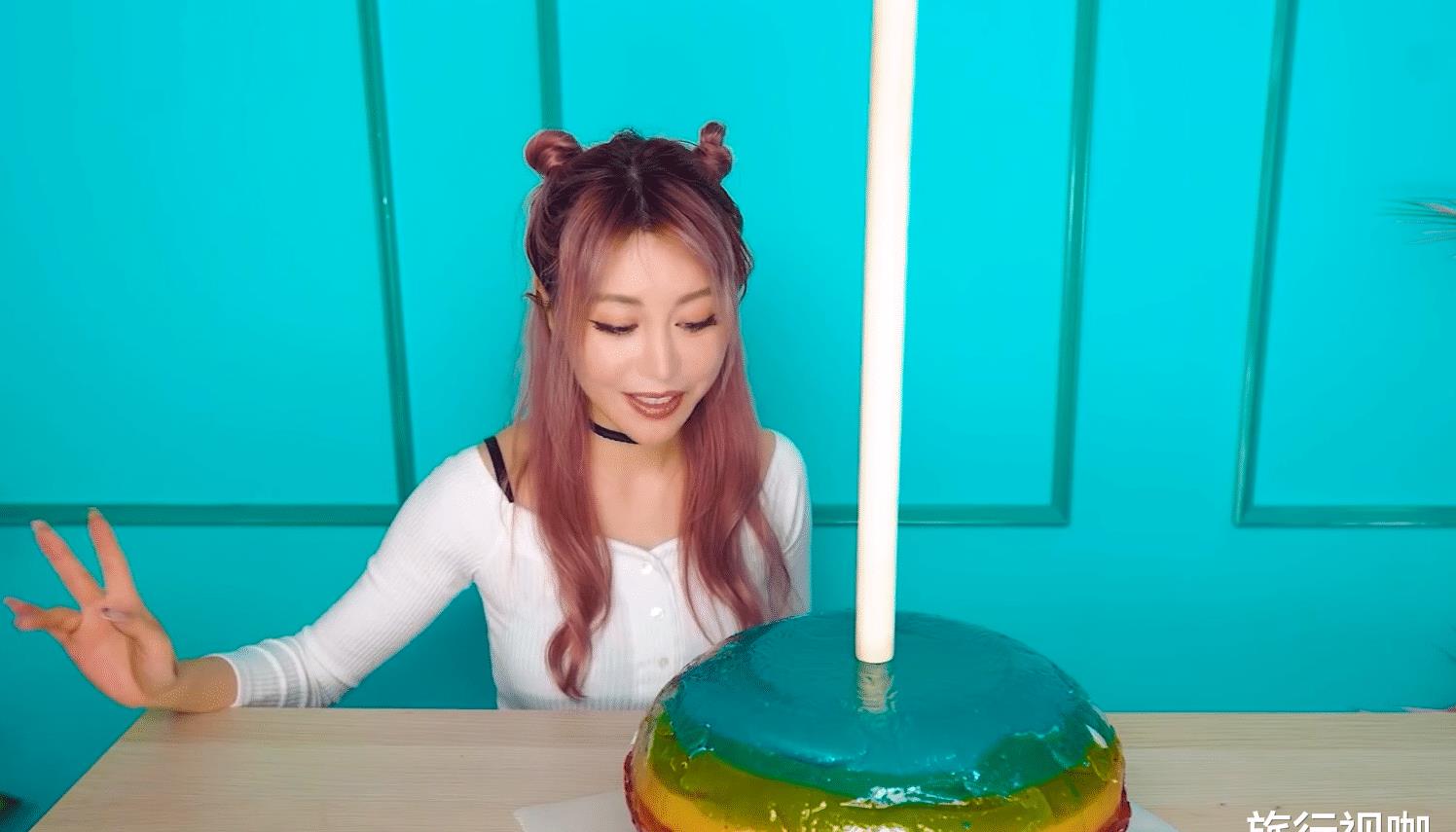 小姐姐自制超大棒棒糖舔一口太满足了吃多久才能吃完