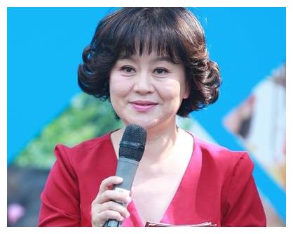 前段时间鞠萍近况曝光,正在东钱湖助跑,从她录制的视频中可以看到虽然