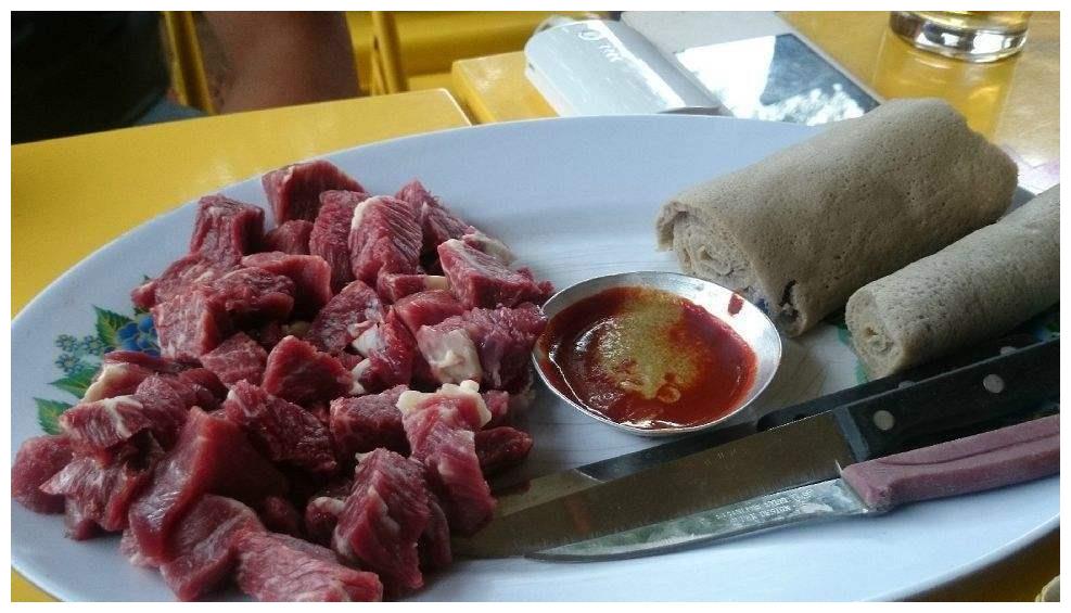 与肉搅匀了用汤匙挖下来一口一口吃掉,这道菜叫"魔鬼太阳