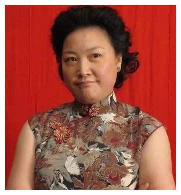 不过林佩珍很少出席公开活动,但是与丈夫彭炽权合作演唱过很多著名的