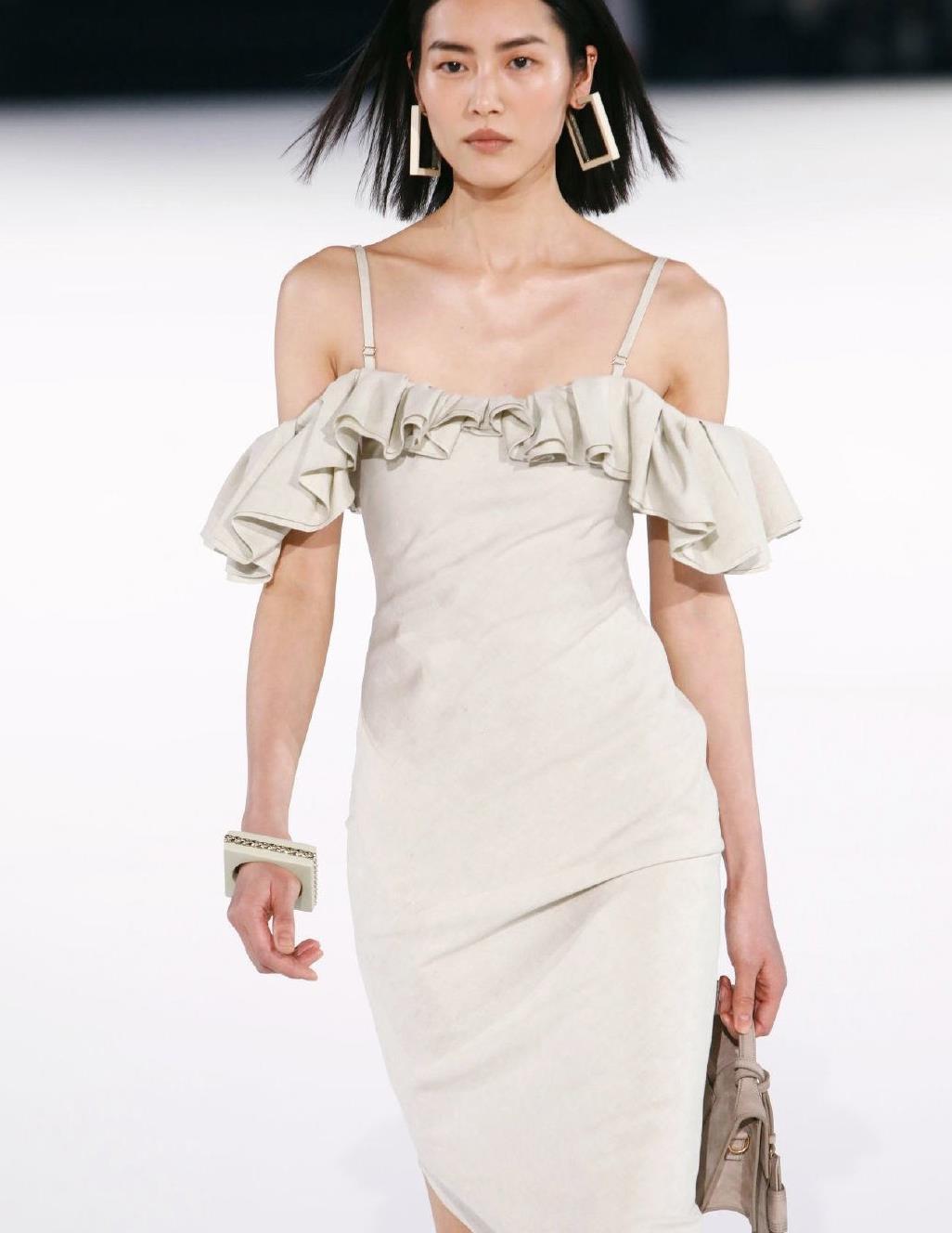 刘雯超模身材不一般穿吊带连衣裙走秀甜美造型让人眼前一亮