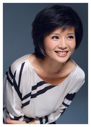 她用21年捧红老公,却被小3岁模特插足,今43岁与儿子相依为命!