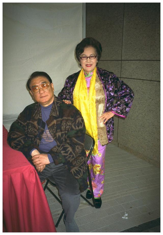 谭炳文出殡,88岁胡枫坚持上山送挚友火化,儿女捧遗照悲痛送别__财经