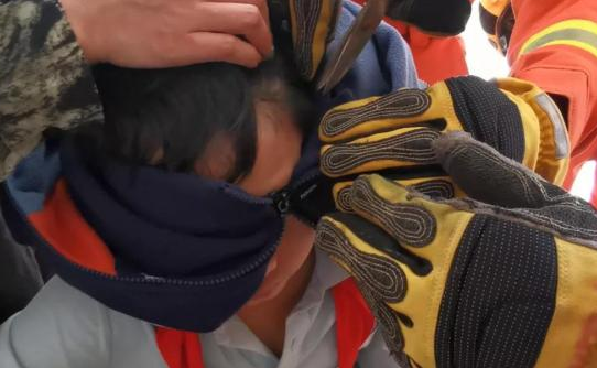 哭笑不得!安徽一小学生着急上学,眼皮被拉链夹住,这是多想去学校休闲区蓝鸢梦想 - Www.slyday.coM 哭笑不得!安徽一小学生着急上学,眼皮被拉链夹住,这是多想去学校休闲区蓝鸢梦想 - Www.slyday.coM