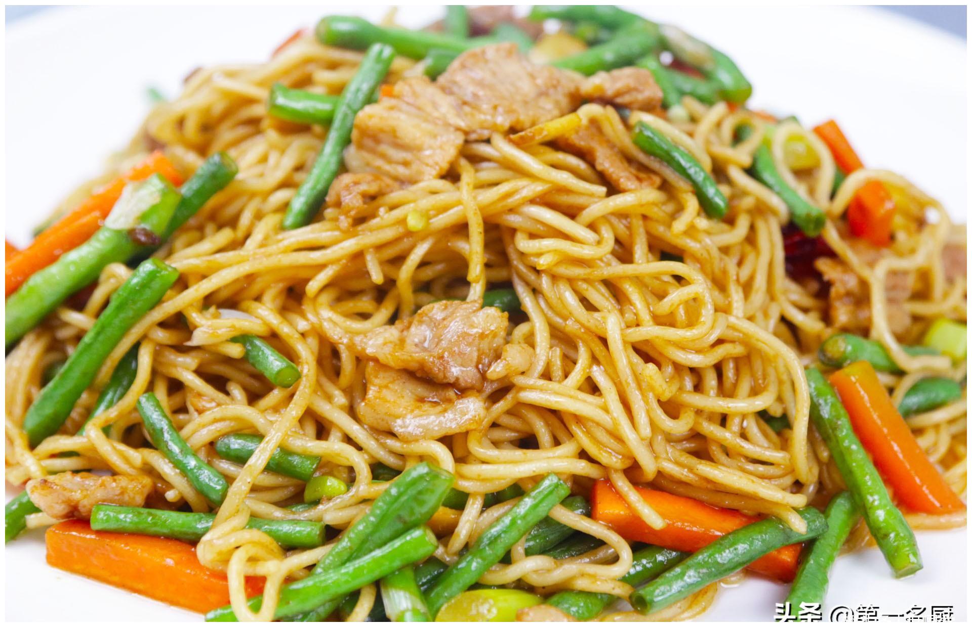 河南老式炒面条生面条直接炒还是先煮熟这样做面条爽滑不粘锅