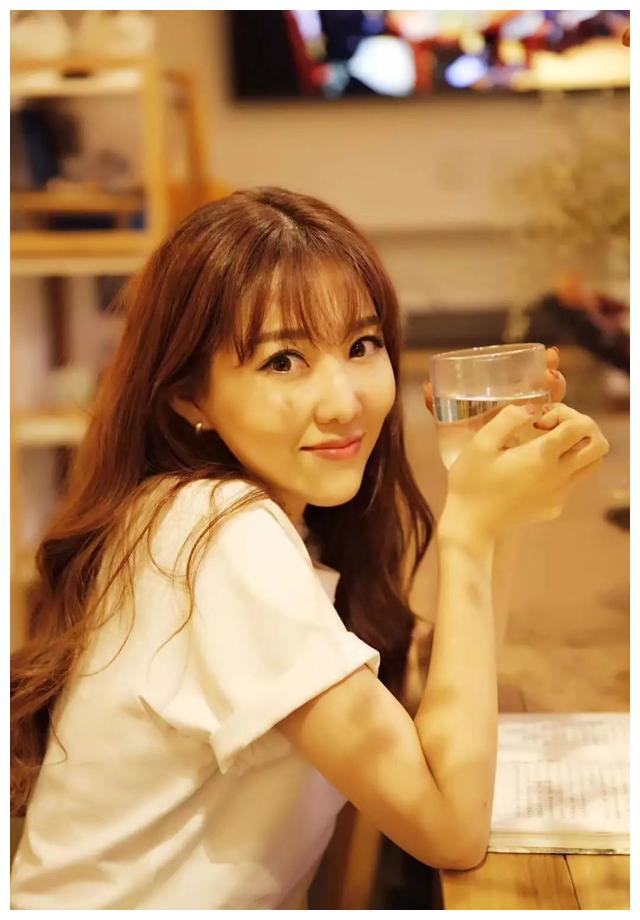 央视美女主持郭玮染一头红发,自拍下巴抢镜,33岁宛若20出头