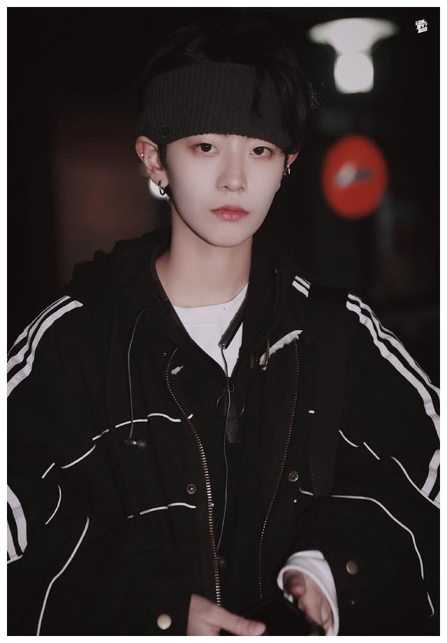 因中性风太帅爆红百万粉丝网红参加创3男女通杀的韩式长相