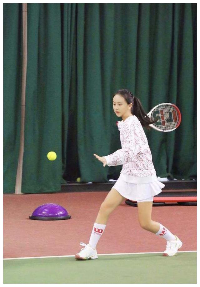 森碟全副武装打网球一身肌肉展健康美自信大方被赞养女儿模板