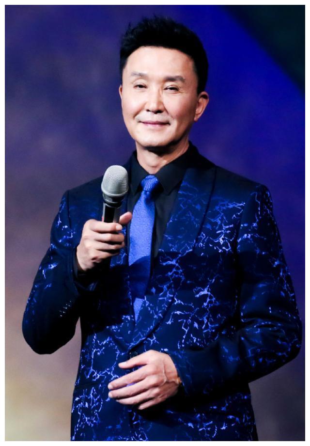 吴刚抱着长鹅送中秋祝福再蹭广寒宫吴刚热度谐音梗玩得很溜