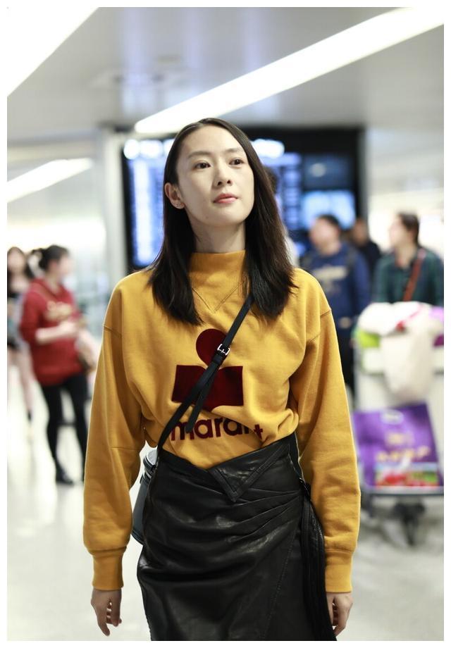 童瑶婚后素颜亮相机场,目光锐利非常真实