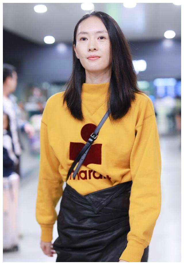 童瑶婚后素颜亮相机场,目光锐利非常真实