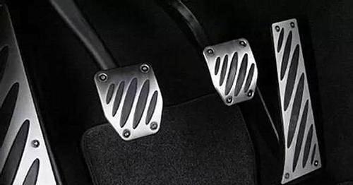 手动挡刹车技巧,手动挡汽车正确的减速与刹车方法