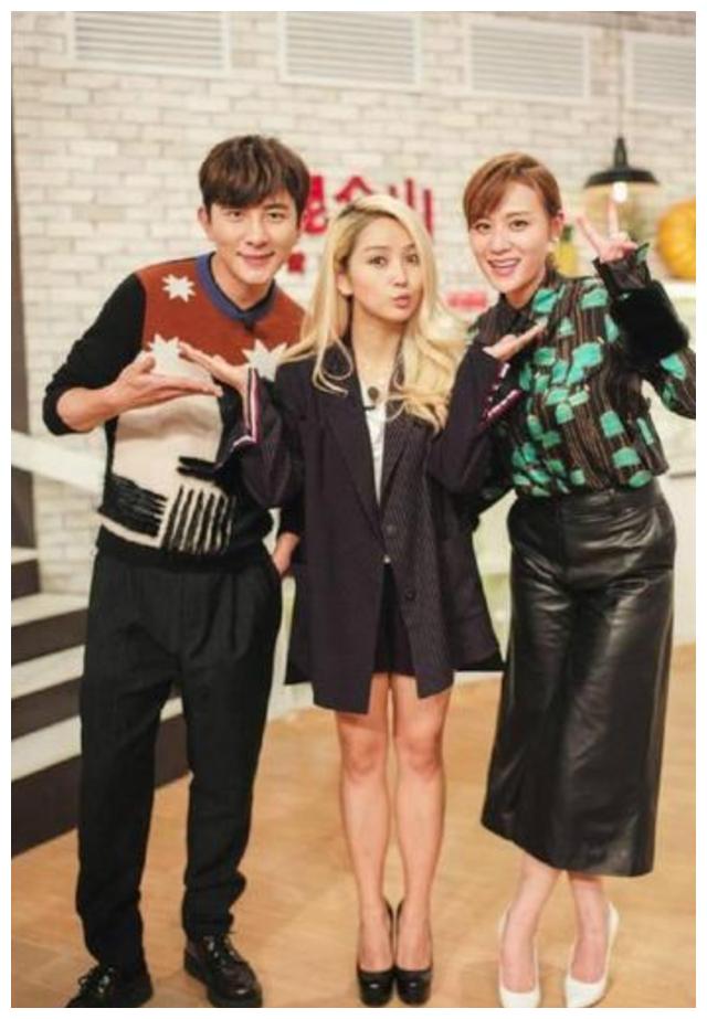 爷青回!李宇春晒与周笔畅合照,15年后超女冠亚军同框似姐妹