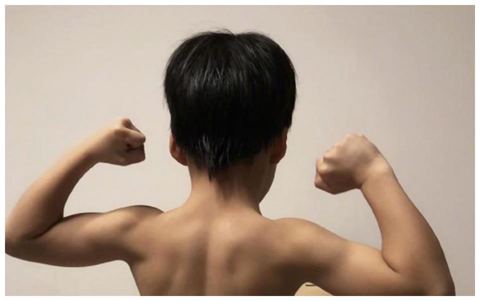 吴京儿子因背部肌肉线条上热搜从小练出一身肌肉真的好吗
