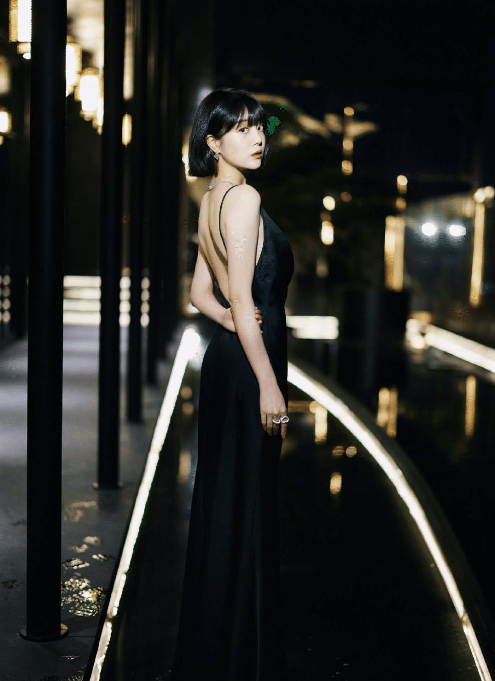 李溪芮的身材堪称"完美"!穿吊带礼服身姿高挑,气质高贵优雅