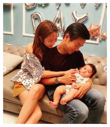 谢承均紧抱曾莞婷亲口认:我的老婆! 她生日晒一家三口照