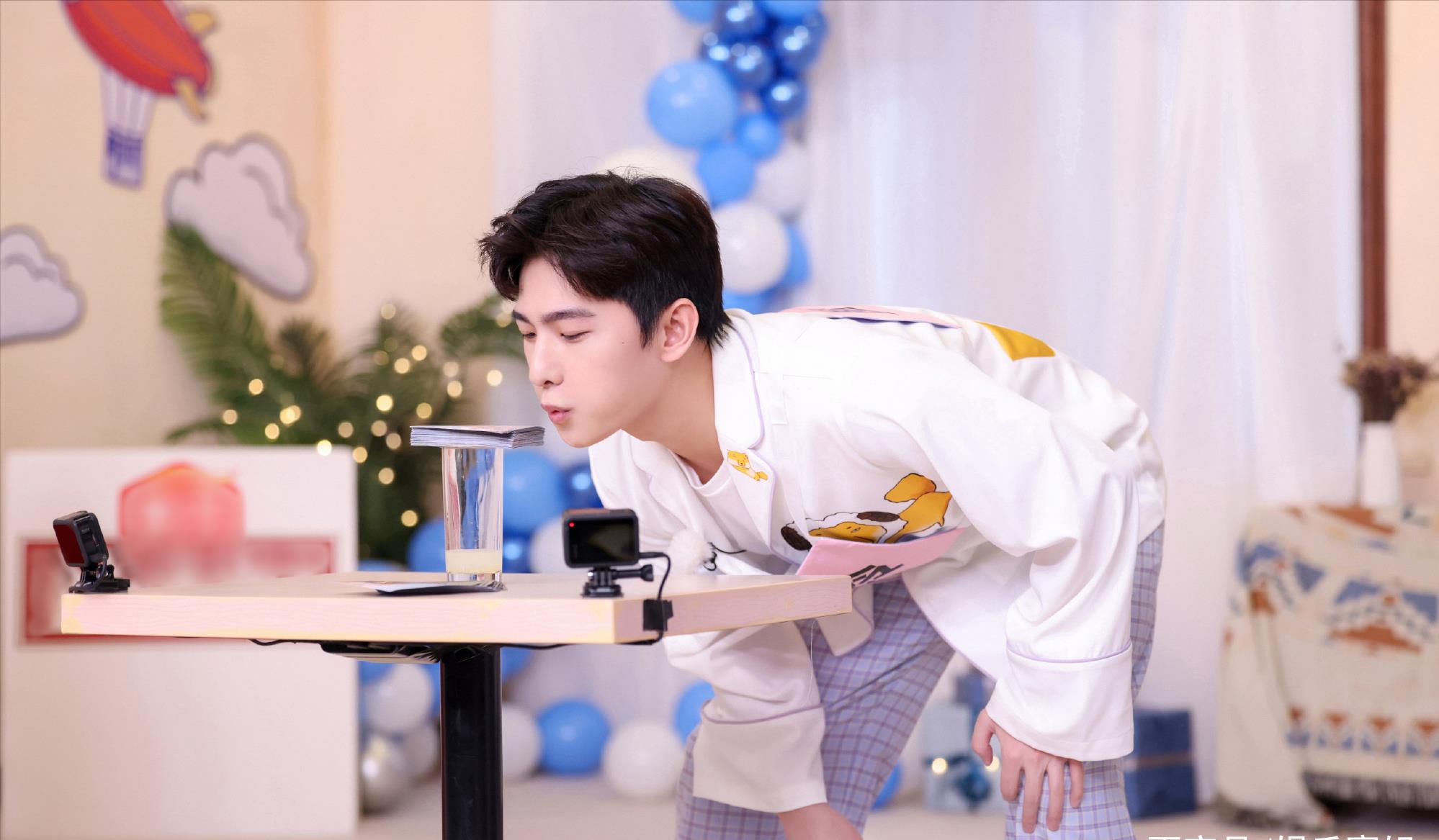 "以后多参加一些喜欢的综艺放松自己","看来还是花儿与少年给杨洋的