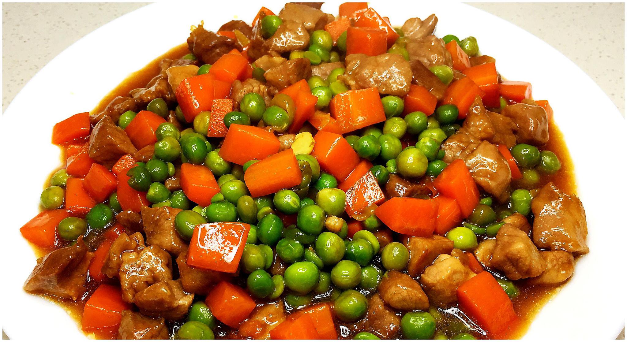 豌豆炒肉:1.将豌豆清洗好,鸡胸肉切小丁备用.起锅烧油,放入蒜末炒香.