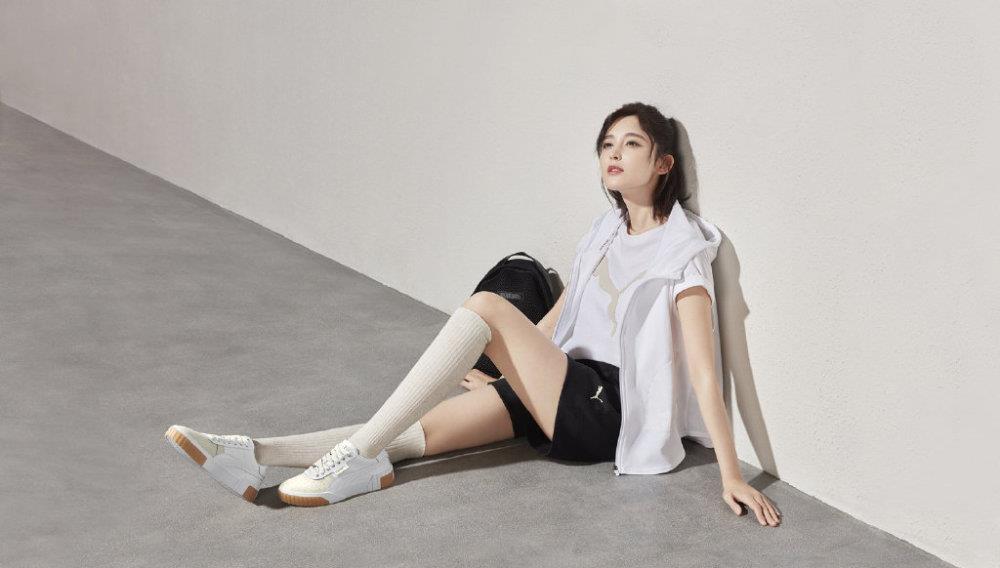 古力娜扎秀"漫画腿",穿运动短裤配长筒袜,头发半扎少女感爆棚_高清