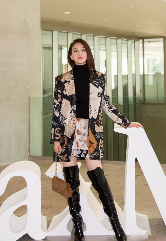 李小冉终于不低调一袭v领蓬蓬裙slay全场美