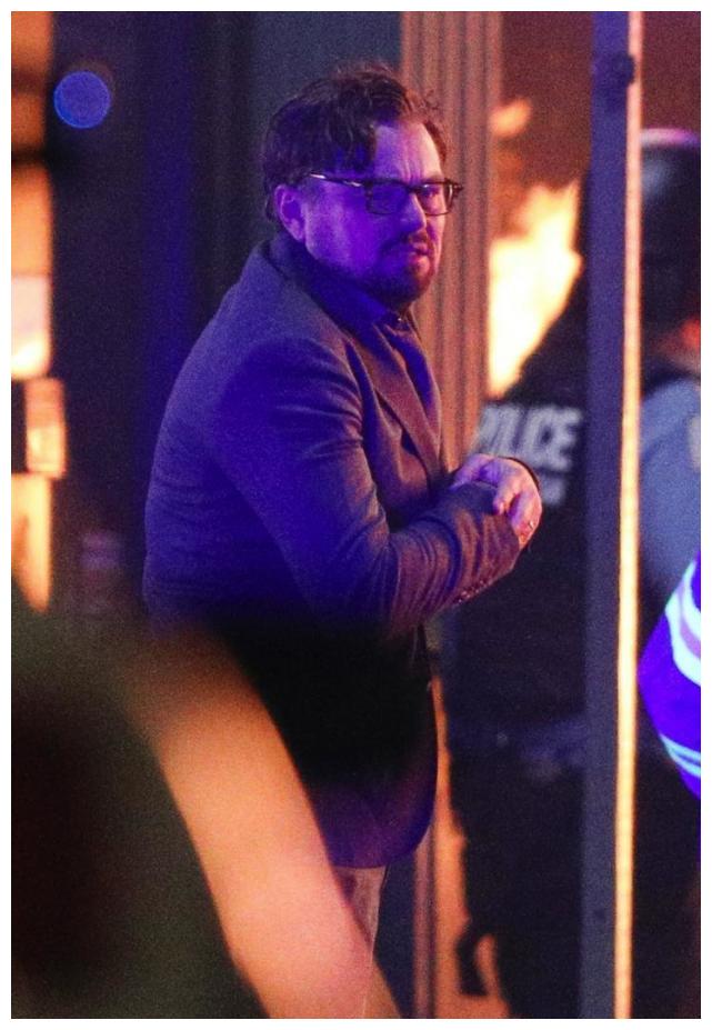 小李子寒冬天拍夜戏,冻得双手抱胸发型都飞了,略显发福撞脸范伟__财经