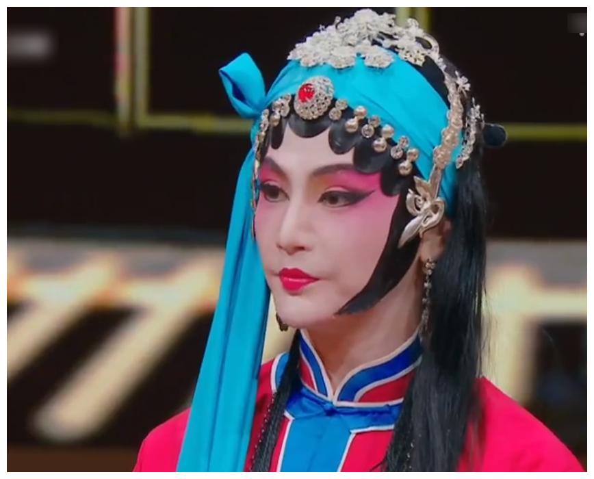 之前在《百变大咖秀》的时候,孙坚就经常扮演女人的角色,每次一化上妆