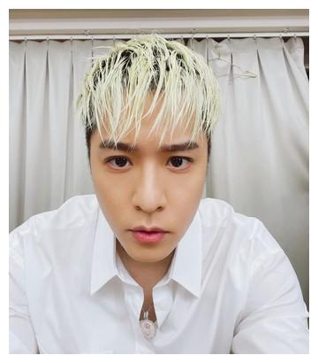 周汤豪惊传开刀"痛不欲生" 闭眼躺床憔悴样曝光