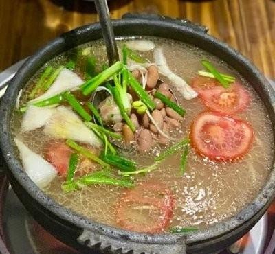 1/ 4豆米火锅只是一个统称,豆米火锅分为很多种类,腊肉豆米火锅,猪脚