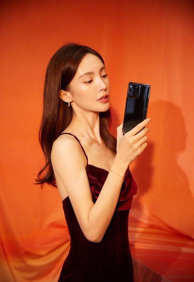 金晨浪漫卷发搭配红色吊带丝绒裙复古贵气