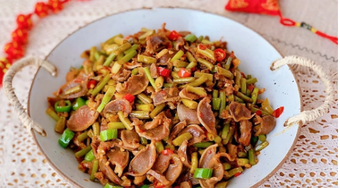 【酸辣鸡胗】食材以及调味料的准备:鸡胗,酸豆角,蒜薹,杭椒,小米椒,姜