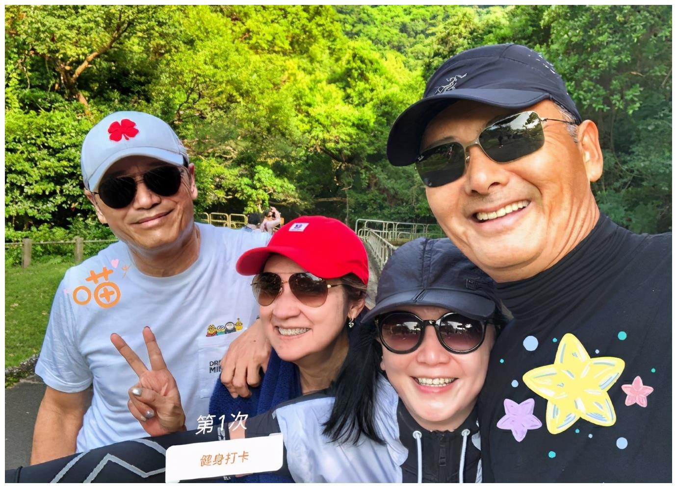 曾华倩与黄日华同框,昔日荧幕情侣27年后再聚,靠肩合影关系好__财经