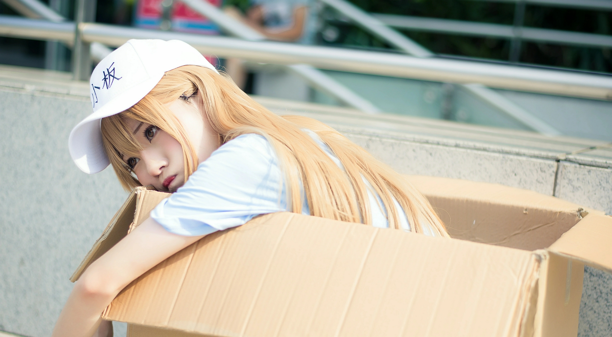 "网红"绮太郎kitaro化身快递员 蓝色连身短袖街拍写真__财经头条