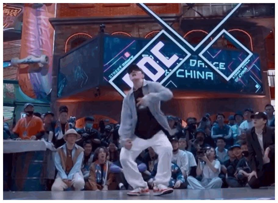 王一博扭着hiphop律动舞步既奇怪又嘚瑟网友以为脚崴了
