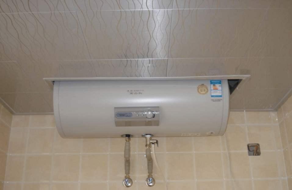 为什么有钱人都把热水器装吊顶上?听老电工一说,才知我家装错了