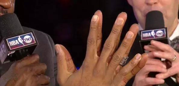 众所周知伦纳德手掌非常大,但和这5人相比,他就是个弟弟!