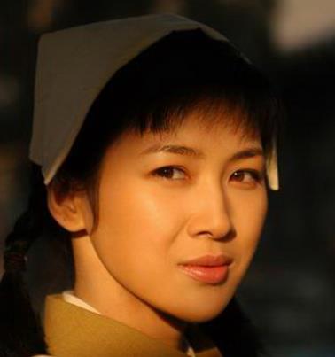 里面她是一个遭遇了情感折磨的悲哀的心理咨询师,在《狼毒花》里面更