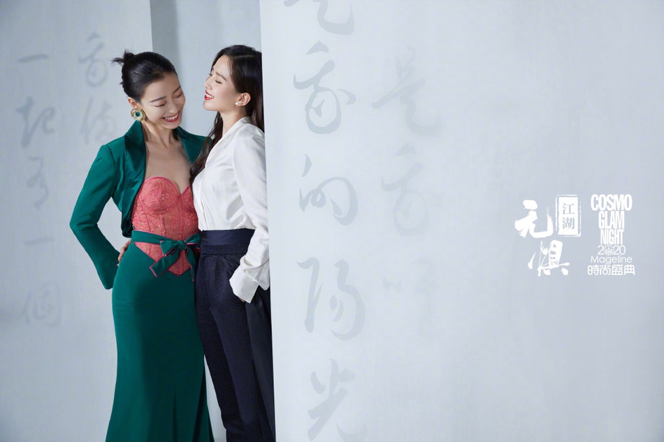 刘诗诗倪妮两姐妹嘟嘴亲吻写真