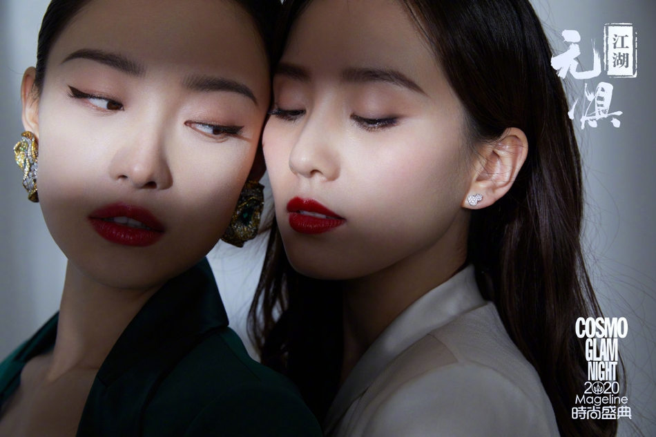 刘诗诗倪妮两姐妹嘟嘴亲吻写真